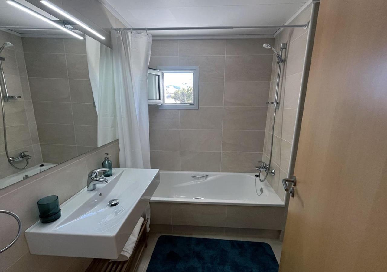 2-Bedroom Brand New Apartment Steps From The Beach Льянсса Экстерьер фото